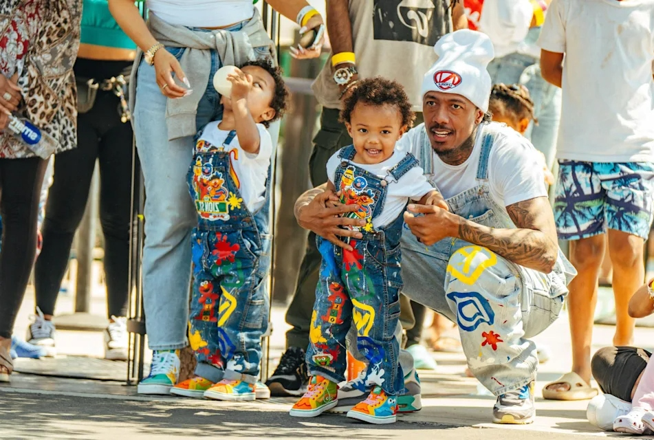 Nick Cannon in family picture