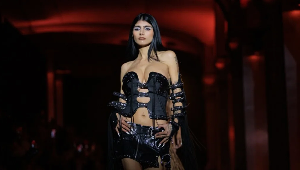 Mia Khalifa stylish black outfit